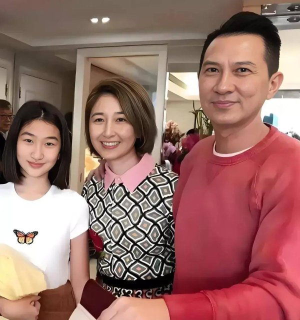 最大最正规股票配资 张家辉20岁女儿拒演戏、想当作家也被亲妈拦下，背后原因太戳心